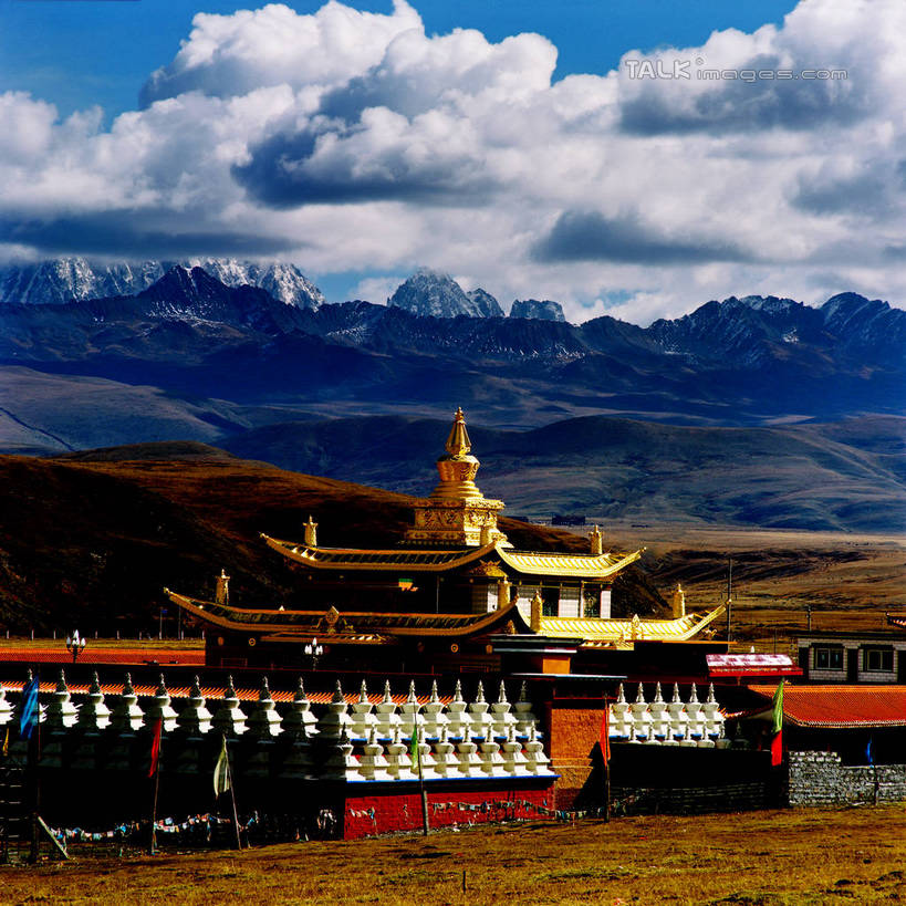 无人,寺庙,方图,俯视,室外,白天,旅游,度假,名胜古迹,山,山脉,树林,植物,标志建筑,地标,建筑,中国,亚洲,阴影,节日,遗迹,光线,影子,山峰,云,云朵,山峦,云彩,古迹,文化,文物,娱乐,建设,古建筑,树,树木,蓝色,绿色,白云,蓝天,天空,阳光,自然,庙宇,群山,天,祈祷,享受,休闲,健康,旅游胜地,放松,许愿,宗教,佛教,信仰,四川省,生长,晴朗,成长,纪念,祈求,古文明,东亚,四川,康定,甘孜藏族自治州,康定县,塔公寺,中华人民共和国,西南地区,川,甘孜,甘孜州,释教,平安,晴空,彩图,高角度拍摄,庙,寺,塔公镇,shzxz1