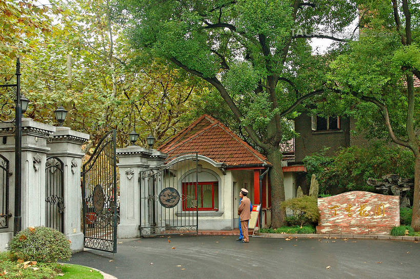 无人,家,横图,室外,白天,正面,度假,美景,植物,门,城市风光,标志建筑,城市,地标,建筑,上海,中国,亚洲,房屋,屋子,景观,公寓,建筑群,枝条,娱乐,建设,洋房,楼房,住宅,树,树木,树枝,绿色,自然,门框,享受,休闲,景色,放松,生长,成长,申,东亚,徐汇区,丁香花园,上海市,华山路,中华人民共和国,沪,华东地区,虬枝,枝杈,彩图,房子,shzxz1