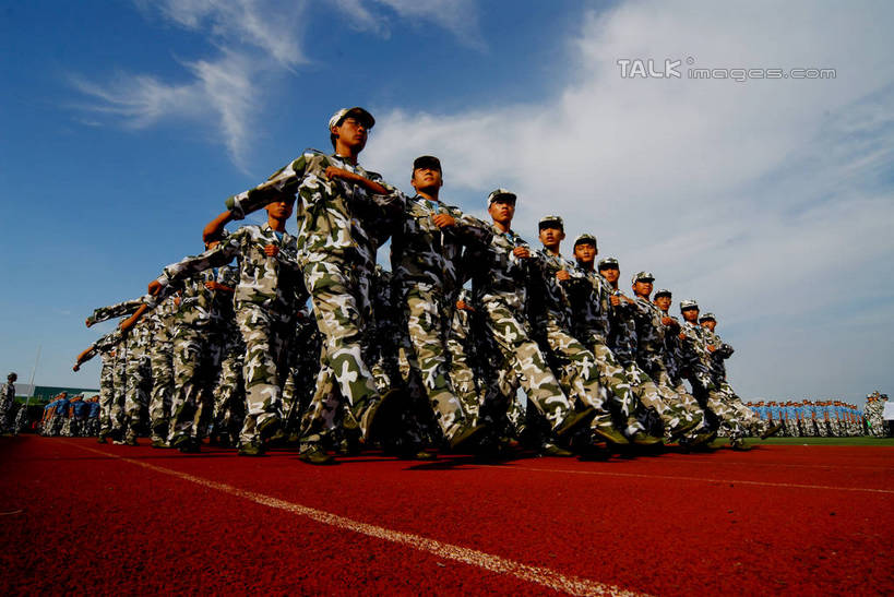 东方人,伙伴,朋友,体育馆,运动场,走,横图,室外,白天,仰视,友谊,帽子,亚洲,一排,阴影,庆祝,整齐,并列,并排,光线,影子,云,云朵,跑道,许多人,云彩,注视,黄种人,体育场,排列,蓝色,白云,蓝天,天空,阳光,天,观察,看,一群人,同学,军帽,田径场,晴朗,观看,察看,仪式,庄重,校友,成就,队列,关注,致敬,迷彩服,军服,典礼,平行,塑胶跑道,行进,阅兵,正步,军训,运动馆,同窗,学友,庄严,军威,士气,肃静,肃穆,阅兵式,尊严,检阅,伪装服,野战服,作战服,友情,男人,男性,年轻男性,年轻女性,女人,女性,亚洲人,晴空,步行,走路,彩图,低角度拍摄,全身,全天候田径运动跑道,军步,正步走,步子,shzxz1