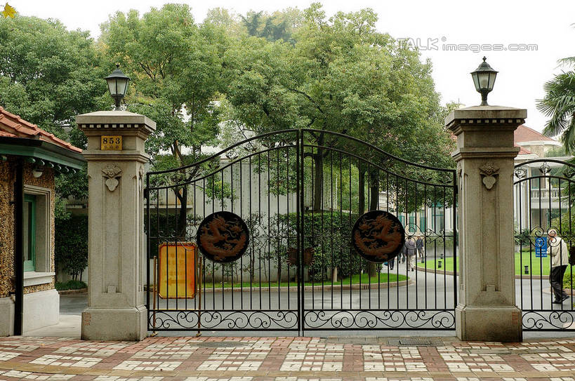 无人,横图,室外,白天,正面,度假,绘画,美景,植物,城市风光,标志建筑,城市,地标,建筑,路灯,照明,雕塑,上海,中国,亚洲,艺术,装饰,雕刻,雕像,浮雕,景观,建筑群,灯光,文化,娱乐,建设,灯,树,树木,绿色,自然,工艺品,享受,休闲,景色,放松,生长,成长,纪念,照亮,美术,申,照明设备,主题,陈列,东亚,徐汇区,丁香花园,上海市,华山路,中华人民共和国,沪,华东地区,功能,美学,画画,彩图,shzxz1