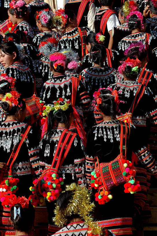 东方人,站,竖图,俯视,室外,白天,民族服装,亚洲,装饰,头饰,许多人,黄种人,发簪,发饰,饰品,站着,一群人,华丽,修饰,点缀,配饰,衬托,美观,雅致,雅观,簪子,年轻女性,女人,女性,亚洲人,站立,半身,彩图,高角度拍摄,传统服装,民俗服,shzxz1