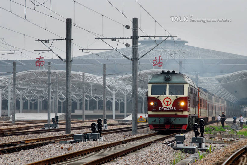 无人,火车站,横图,室外,白天,正面,度假,草地,草坪,美景,植物,城市风光,城市,路,铁路,火车,照明,上海,中国,亚洲,一辆,阴影,电力,光线,电线,电线杆,线,影子,景观,灯光,电能,轨道,交通,铁轨,线路,娱乐,车,灯,草,蓝色,绿色,蓝天,天空,阳光,灯具,交通工具,天,享受,休闲,景色,放松,运输,晴朗,电,电源,照亮,申,照明设备,载具,能量,东亚,徐汇区,上海南站,上海市,前照灯,前大灯,万里无云,车前灯,中华人民共和国,沪,华东地区,晴空,晴空万里,彩图,铁路车站,铁路站,shzxz1