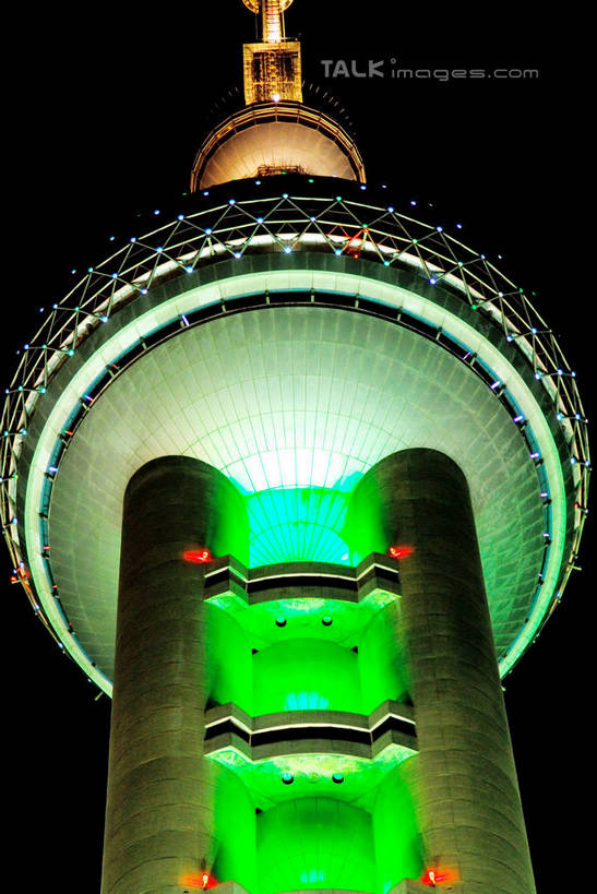 无人,竖图,彩色,室外,夜晚,仰视,度假,美景,城市风光,标志建筑,城市,地标,建筑,霓虹灯,上海,中国,亚洲,阴影,光线,影子,景观,建筑群,灯光,七彩,娱乐,光源,建设,东方明珠,浦东,霓虹,灯,享受,休闲,景色,放松,申,照明设备,电视塔,金融中心,陆家嘴,陆家嘴金融贸易区,浦东新区,东亚,东方明珠广播电视塔,东方明珠电视塔,上海市,中华人民共和国,沪,华东地区,氖灯,彩图,低角度拍摄,东方明珠塔,shzxz1