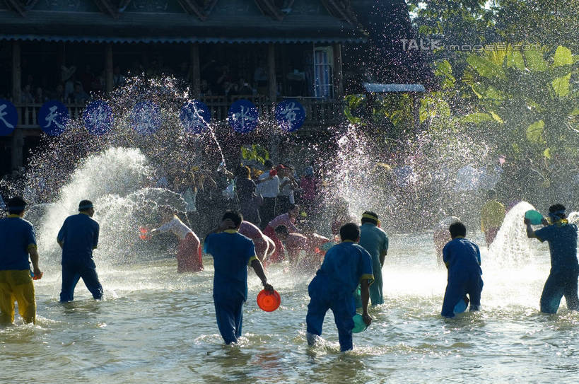 东方人,背部,家,站,投,举,横图,室外,白天,正面,民族服装,水,植物,泼水节,亚洲,行人,游客,游人,握,阴影,飞溅,节日,朦胧,模糊,庆祝,溅,光线,液体,影子,塑料,房屋,屋子,水滴,公寓,许多人,拿,拿着,注视,黄种人,文化,洋房,楼房,路人,旅客,住宅,水珠,树,树木,绿色,阳光,自然,容器,塑料制品,脸盆,观察,看,托,站着,一群人,庆典,握着,生长,成长,观看,纪念,储藏,察看,储存,关注,喷洒,过客,男人,男性,年轻男性,年轻女性,女人,女性,亚洲人,举起,举手,举着,抛,扔,撒,向上举,向上伸,向上托,站立,掷,半身,彩图,传统服装,民俗服,房子,宋干节,贮存,shzxz1
