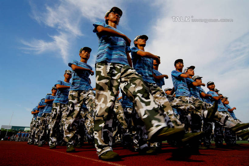 东方人,伙伴,朋友,学校,教学楼,体育馆,运动场,走,横图,室外,白天,仰视,友谊,帽子,亚洲,阴影,庆祝,光线,影子,云,云朵,跑道,许多人,云彩,注视,黄种人,体育场,运动帽,校园,排列,蓝色,白云,蓝天,天空,阳光,天,观察,看,一群人,教室,同学,鸭舌帽,田径场,晴朗,观看,察看,仪式,庄重,校友,成就,关注,致敬,迷彩服,军服,典礼,塑胶跑道,行进,阅兵,正步,运动馆,同窗,学友,庄严,摆列,军威,士气,肃静,肃穆,阅兵式,尊严,检阅,伪装服,野战服,作战服,友情,男人,男性,年轻男性,年轻女性,女人,女性,亚洲人,晴空,步行,走路,彩图,低角度拍摄,全身,教学大楼,全天候田径运动跑道,布列,分列,军步,正步走,步子,shzxz1