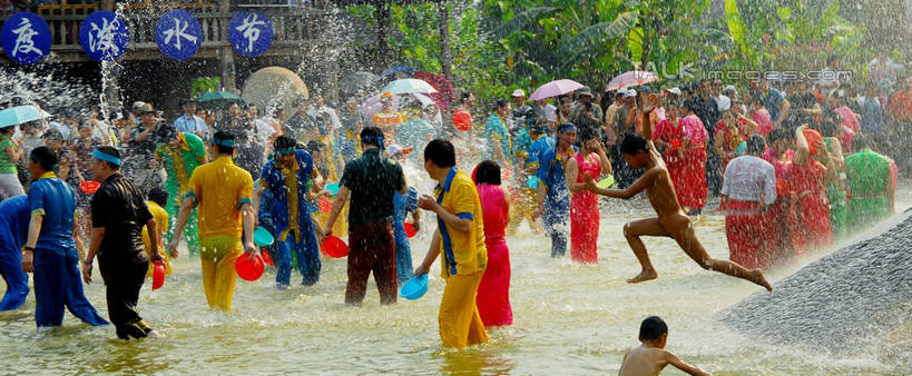 东方人,背部,家,木屋,站,跳,投,横图,室外,白天,正面,民族服装,水,植物,泼水节,亚洲,行人,游客,游人,握,阴影,飞溅,节日,朦胧,模糊,庆祝,溅,光线,标志,伞,文字,液体,影子,雨伞,遮阳伞,字符,水滴,许多人,半空,拿,拿着,注视,黄种人,文化,标识,阳伞,裸露,路人,旅客,水珠,树,树木,绿色,阳光,自然,低头,观察,看,站着,一群人,庆典,汉字,握着,生长,成长,观看,张开双腿,纪念,察看,太阳伞,关注,喷洒,中文,裸,国文,华文,展开双腿,过客,男人,男性,年轻男性,年轻女性,女人,女性,亚洲人,抛,扔,撒,跳跃,站立,掷,半身,彩图,传统服装,民俗服,茅舍,茅屋,棚屋,小木屋,小屋,宋干节,伸展双腿,shzxz1