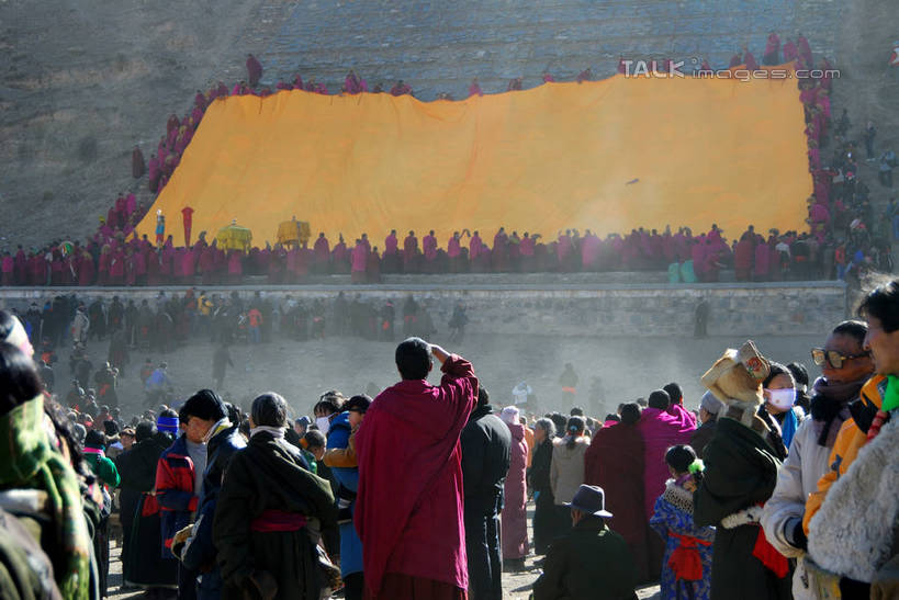 东方人,背部,和尚,寺庙,站,举,横图,室外,白天,正面,民族服装,纺织品,亚洲,行人,游客,游人,握,阴影,节日,装饰,编织,光线,毛毯,毯子,影子,手工艺品,织物,许多人,燃烧,拿,拿着,注视,黄种人,文化,路人,旅客,纺织,阳光,香火,工艺品,垫子,庙宇,观察,看,祈祷,托,站着,一群人,健康,温暖,握着,许愿,宗教,信仰,观看,纪念,华丽,修饰,祈求,点缀,察看,关注,袈裟,衬托,美观,雅致,雅观,道观,法衣,过客,壁毯,挂毯,平安,男人,男性,年轻男性,年轻女性,女人,女性,亚洲人,比丘,高僧,僧,僧侣,僧人,沙弥,修行僧,举起,举手,举着,向上举,向上伸,向上托,站立,半身,彩图,传统服装,民俗服,庙,寺,加沙,迦逻沙曳,迦沙,袈裟野,莲服,shzxz1