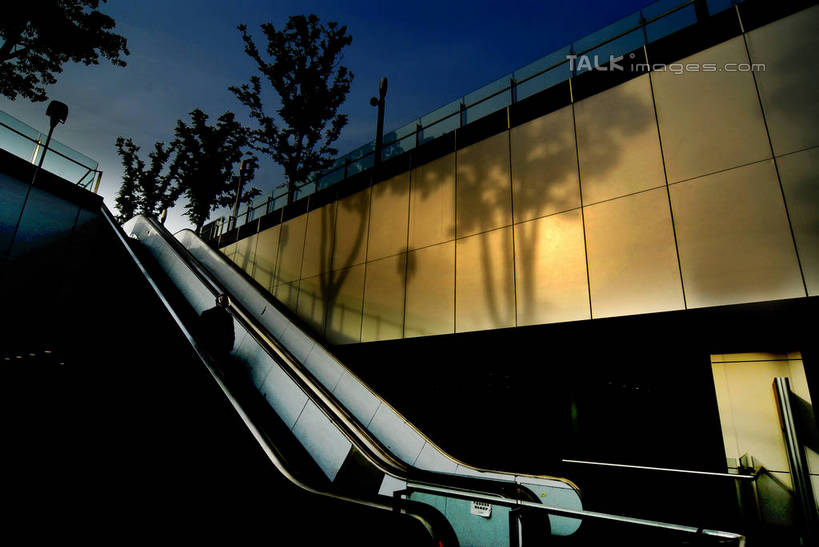 无人,火车站,横图,室外,白天,仰视,度假,美景,植物,城市风光,城市,电梯,上海,中国,亚洲,阴影,光线,影子,电动扶梯,景观,自动扶梯,运输工具,娱乐,树,树木,蓝色,绿色,蓝天,天空,阳光,自然,天,享受,休闲,景色,放松,生长,晴朗,成长,申,东亚,徐汇区,上海南站,上海市,万里无云,中华人民共和国,沪,华东地区,晴空,晴空万里,彩图,低角度拍摄,铁路车站,铁路站,扶手电梯,升降设备,运输带,自动行人电梯,电扶梯,shzxz1