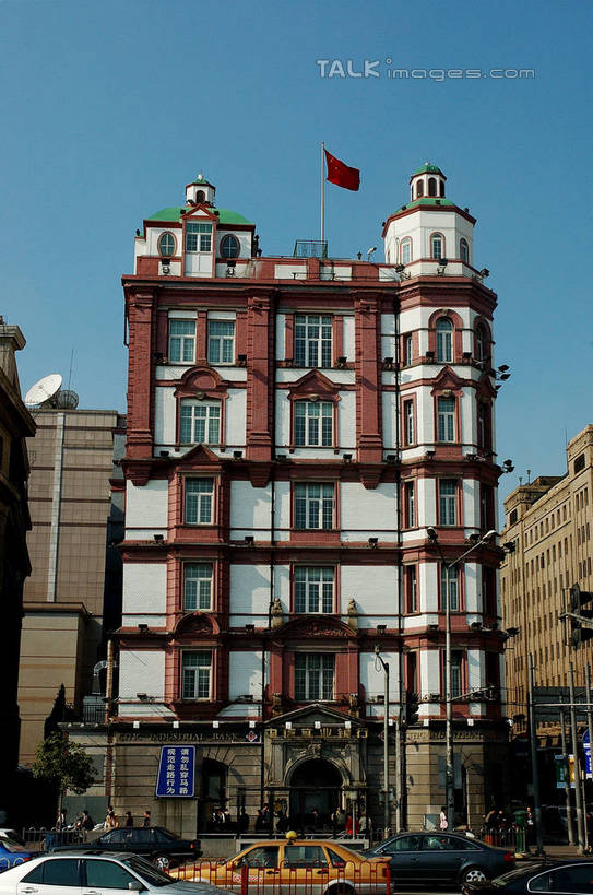 无人,餐厅,竖图,室外,白天,仰视,度假,美景,城市风光,标志建筑,城市,地标,建筑,汽车,旗帜,上海,中国,亚洲,阴影,光线,影子,景观,建筑群,娱乐,旗子,建设,车,蓝色,蓝天,天空,阳光,交通工具,轿车,天,享受,休闲,景色,放松,南京东路,晴朗,申,载具,和平饭店,黄浦区,东亚,上海市,万里无云,中华人民共和国,沪,华东地区,旌旗,旗号,晴空,晴空万里,彩图,低角度拍摄,餐馆,饭店,饭馆,shzxz1