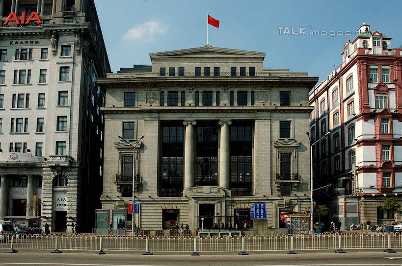 无人,商店,栏杆,横图,室外,白天,正面,购物,度假,消费,美景,城市风光,标志建筑,超市,城市,道路,地标,建筑,路,商场,公路,旗帜,上海,中国,亚洲,阴影,光线,影子,景观,云,云朵,建筑群,围栏,交通,云彩,娱乐,旗子,建设,黄浦江,护栏,蓝色,白云,蓝天,天空,阳光,外滩,天,享受,休闲,景色,放松,金融,百货,晴朗,申,选购,贸易,百货公司,黄浦区,东亚,中山东一路,外滩十八号,上海市,外滩18号,中华人民共和国,沪,华东地区,血拼,旌旗,旗号,晴空,马路,彩图,购物商场,购物中心,商业中心,黄埔滩,上海外滩,外黄埔滩,shzxz1