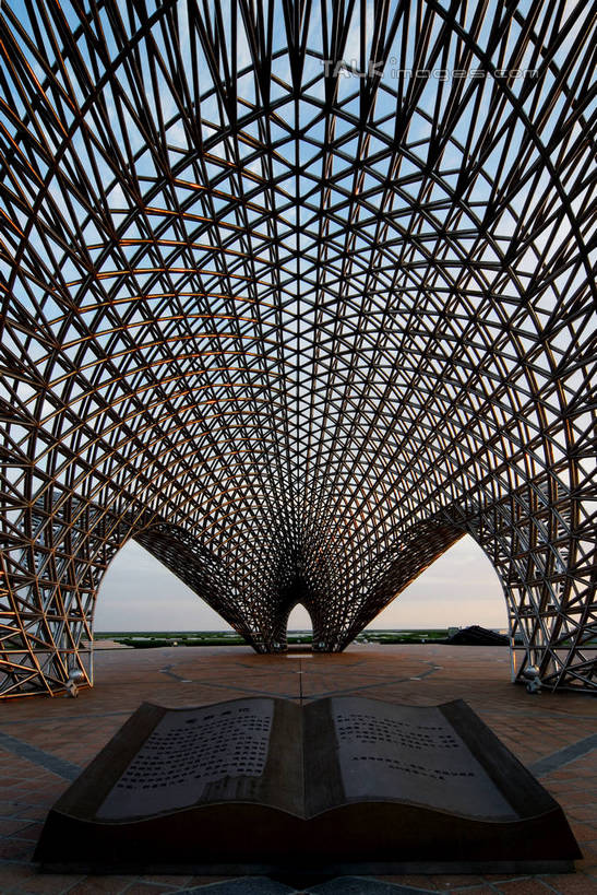 无人,竖图,室外,白天,正面,旅游,度假,标志建筑,地标,建筑,雕塑,上海,中国,亚洲,阴影,艺术,装饰,光线,雕刻,雕像,影子,娱乐,建设,浦东,蓝色,蓝天,天空,阳光,工艺品,天,享受,休闲,旅游胜地,放松,晴朗,纪念,临港新城,滴水湖,美术,申,主题,陈列,浦东新区,东亚,上海市,南汇嘴观海公园,万里无云,中华人民共和国,沪,华东地区,功能,美学,晴空,晴空万里,彩图,shzxz1