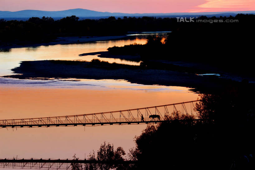 无人,横图,俯视,室外,白天,旅游,度假,河流,美景,日落,山,山脉,树林,水,植物,阴影,光线,木板,影子,河水,景观,山峰,水流,晚霞,霞光,落日,桥,木桥,山峦,背光,娱乐,栈桥,树,树木,绿色,阳光,自然,黄昏,群山,享受,休闲,景色,彩霞,放松,生长,成长,人行桥,木板桥,自然风光,独木桥,逆光,夕照,薄暮,夕阳,彩图,高角度拍摄,傍晚,斜阳,shzxz1