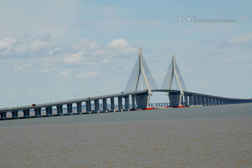 无人,横图,室外,白天,正面,旅游,度假,海浪,海洋,标志建筑,大桥,地标,建筑,桥梁,上海,中国,亚洲,阴影,光线,影子,浪花,云,云朵,桥,云彩,娱乐,建设,跨海大桥,浦东,蓝色,白云,蓝天,天空,阳光,海水,天,享受,休闲,旅游胜地,放松,晴朗,申,海景,东海大桥,浦东新区,东亚,上海市,中华人民共和国,沪,华东地区,大海,风浪,海,海水的波动,近岸浪,涌浪,晴空,彩图,shzxz1