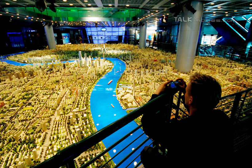 东方人,一个人,栏杆,站,横图,俯视,室内,白天,度假,河流,美景,水,城市风光,城市,相机,照明,上海,中国,亚洲,仅一个男性,仅一个人,服装,立体,空间,扶手,河水,景观,水流,灯光,休闲装,黄种人,娱乐,护栏,顶灯,灯,仅一个年轻男性,拍照,衣服,模型,数码相机,灯具,人民广场,站着,享受,休闲,休闲服,景色,单反,放松,规划,摄影,服饰,上海城市规划馆,单反相机,照亮,申,照明设备,黄浦区,东亚,上海城市规划展示馆,上海市,中华人民共和国,沪,华东地区,直观,建筑模型,建筑设计,上海人民广场,男人,男性,年轻男性,亚洲人,设计,照相机,站立,半身,彩图,高角度拍摄,照相,shzxz1