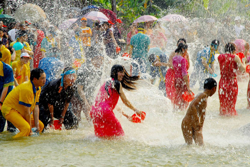 东方人,背部,家,站,投,举,横图,室外,白天,正面,民族服装,河流,水,植物,棕榈树,叶子,泼水节,亚洲,行人,游客,游人,握,阴影,飞溅,服装,节日,朦胧,模糊,庆祝,溅,光线,液体,影子,塑料,房屋,屋子,河水,水滴,水流,公寓,绿叶,许多人,拿,拿着,注视,休闲装,黄种人,文化,洋房,楼房,路人,旅客,住宅,水珠,树,树木,衣服,绿色,阳光,自然,容器,塑料制品,脸盆,观察,看,托,站着,一群人,庆典,休闲,休闲服,嫩叶,握着,服饰,生长,成长,观看,纪念,储藏,察看,储存,关注,喷洒,棕榈叶,过客,男人,男性,年轻男性,年轻女性,女人,女性,亚洲人,叶,叶片,棕树,棕榈,举起,举手,举着,抛,扔,撒,向上举,向上伸,向上托,站立,掷,半身,彩图,传统服装,民俗服,房子,宋干节,贮存,shzxz1