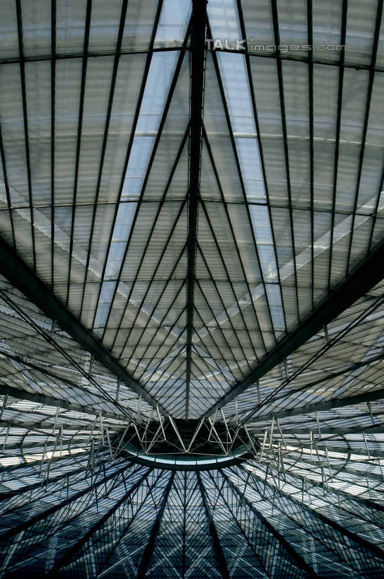 无人,竖图,室内,白天,仰视,度假,美景,窗户,城市风光,城市,上海,中国,亚洲,纹路,纹理,天窗,景观,娱乐,玻璃窗,蓝色,蓝天,天空,天,享受,休闲,景色,放松,晴朗,申,东亚,徐汇区,上海南站,上海市,万里无云,肌理,中华人民共和国,沪,华东地区,晴空,晴空万里,彩图,低角度拍摄,shzxz1