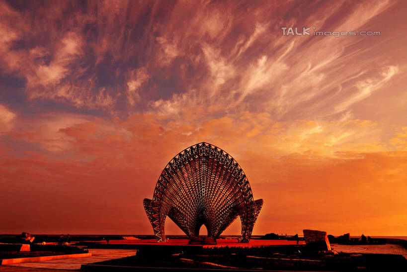 无人,横图,室外,白天,正面,旅游,度假,日落,标志建筑,地标,建筑,雕塑,上海,中国,亚洲,艺术,装饰,雕刻,雕像,晚霞,霞光,云,云朵,落日,火烧云,背光,云彩,娱乐,建设,浦东,红色,黄昏,工艺品,享受,休闲,旅游胜地,彩霞,放松,纪念,临港新城,滴水湖,美术,申,火红,主题,逆光,陈列,浦东新区,东亚,上海市,南汇嘴观海公园,中华人民共和国,沪,华东地区,功能,美学,赤色,夕照,薄暮,夕阳,彩图,傍晚,低云,斜阳,shzxz1