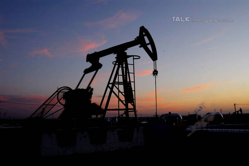 无人,横图,室外,白天,正面,旅游,度假,石油,机器,草地,草原,草坪,美景,日落,植物,阴影,枯萎,光线,影子,荒野,景观,旷野,晚霞,霞光,落日,热带,背光,娱乐,草,阳光,自然,黄昏,享受,休闲,机械,景色,彩霞,放松,死亡,挖掘,自然风光,原野,荒原,逆光,开采,抽油机,磕头机,游梁式抽油机,开掘,夕照,薄暮,枯败,发掘,梁式抽油机,夕阳,彩图,傍晚,斜阳,shzxz1