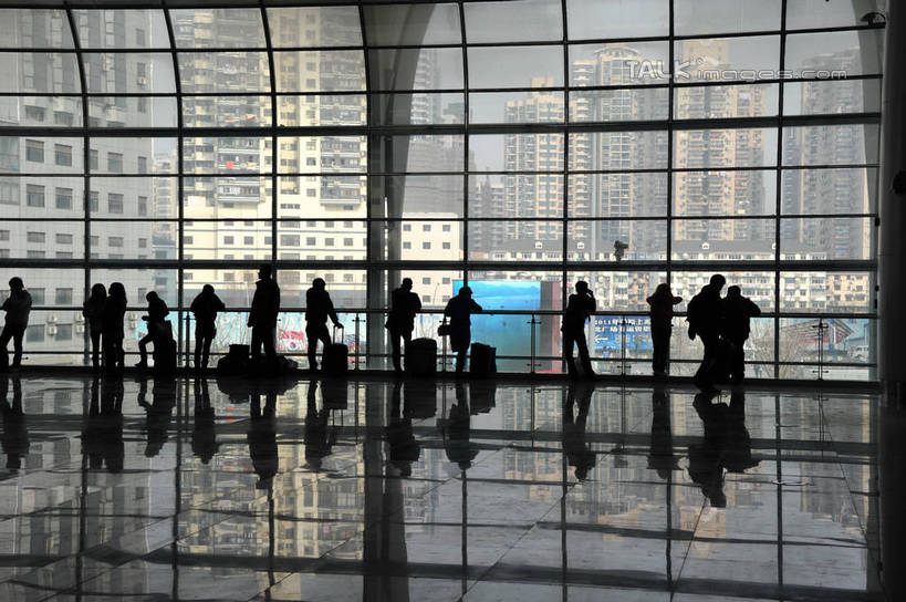 东方人,站,走,横图,室内,白天,正面,窗户,落地窗,上海,中国,亚洲,服装,拉杆箱,旅行箱,许多人,注视,休闲装,黄种人,玻璃窗,衣服,行李箱,箱子,观察,看,站着,一群人,休闲,休闲服,服饰,观看,出差,申,察看,迁徙,迁移,关注,转移,东亚,徐汇区,上海南站,上海市,中华人民共和国,沪,华东地区,男人,男性,年轻男性,年轻女性,女人,女性,亚洲人,步行,散步,站立,走路,彩图,全身,旅行,往返,移居,春节运输,春运,客流,运输高峰,shzxz1