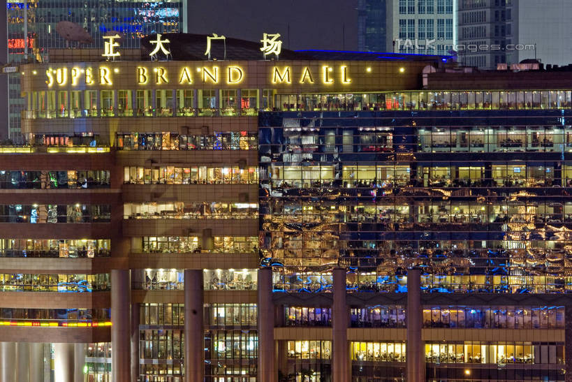 无人,高楼大厦,商店,横图,彩色,室外,夜晚,正面,购物,度假,消费,美景,城市风光,超市,城市,大厦,建筑,摩天大楼,霓虹灯,商场,夜景,上海,中国,亚洲,阴影,朦胧,模糊,光线,英文,标志,文字,影子,字符,字母,景观,灯光,七彩,娱乐,光源,标识,浦东,霓虹,灯,享受,休闲,汉字,景色,放松,金融,百货,英文字母,申,照明设备,中文,选购,贸易,百货公司,陆家嘴,浦东新区,正大广场,东亚,上海市,中华人民共和国,沪,华东地区,氖灯,血拼,国文,华文,彩图,大楼,高层建筑,高楼,购物商场,购物中心,摩天楼,商业中心,shzxz1