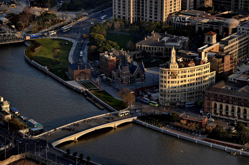 无人,高楼大厦,横图,俯视,航拍,室外,白天,度假,草地,草坪,河流,美景,日落,水,植物,城市风光,标志建筑,城市,大厦,道路,地标,建筑,路,摩天大楼,桥梁,公路,汽车,上海,中国,亚洲,阴影,光线,影子,河水,景观,水流,晚霞,霞光,落日,建筑群,桥,分界线,停车线,交通,娱乐,建设,黄浦江,石桥,拱桥,车,草,树,树木,绿色,阳光,自然,黄昏,交通工具,轿车,享受,休闲,景色,彩霞,放松,拱形,生长,成长,人行桥,车行道,车行道分界线,石拱桥,申,鸟瞰,载具,标线,黄浦区,东亚,车行线,光陆大楼,上海市,中华人民共和国,沪,华东地区,夕照,薄暮,夕阳,马路,彩图,高角度拍摄,傍晚,大楼,高层建筑,高楼,摩天楼,博物院路,春申江,虎丘路,斜阳,shzxz1