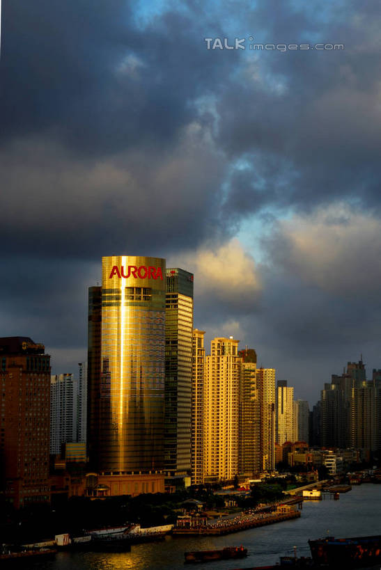 无人,高楼大厦,竖图,全景,室外,白天,正面,度假,河流,美景,水,天际线,城市风光,标志建筑,城市,大厦,地标,建筑,轮船,摩天大楼,船,上海,中国,亚洲,阴影,光线,影子,河水,景观,水流,云,云朵,建筑群,云彩,娱乐,建设,金茂大厦,浦东,蓝色,白云,蓝天,天空,阳光,交通工具,天,享受,休闲,景色,放松,环球金融中心,晴朗,申,载具,金融中心,陆家嘴,陆家嘴金融贸易区,浦东新区,上海环球金融中心,香格里拉酒店,震旦国际大楼,东亚,上海市,中华人民共和国,沪,华东地区,金茂大楼,环球金融中心大厦,晴空,彩图,大楼,高层建筑,高楼,摩天楼,上海浦东香格里拉大酒店,shzxz1