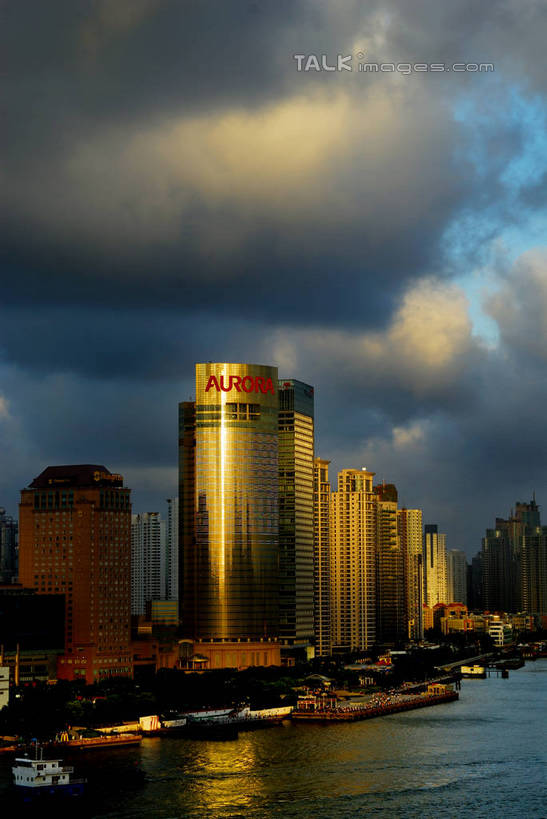 无人,高楼大厦,竖图,全景,室外,白天,正面,度假,河流,美景,水,天际线,城市风光,标志建筑,城市,大厦,地标,建筑,轮船,摩天大楼,船,上海,中国,亚洲,阴影,光线,影子,河水,景观,水流,云,云朵,建筑群,云彩,娱乐,建设,金茂大厦,浦东,蓝色,白云,蓝天,天空,阳光,交通工具,天,享受,休闲,景色,放松,环球金融中心,晴朗,申,载具,金融中心,陆家嘴,陆家嘴金融贸易区,浦东新区,上海环球金融中心,香格里拉酒店,震旦国际大楼,东亚,上海市,中华人民共和国,沪,华东地区,金茂大楼,环球金融中心大厦,晴空,彩图,大楼,高层建筑,高楼,摩天楼,上海浦东香格里拉大酒店,shzxz1