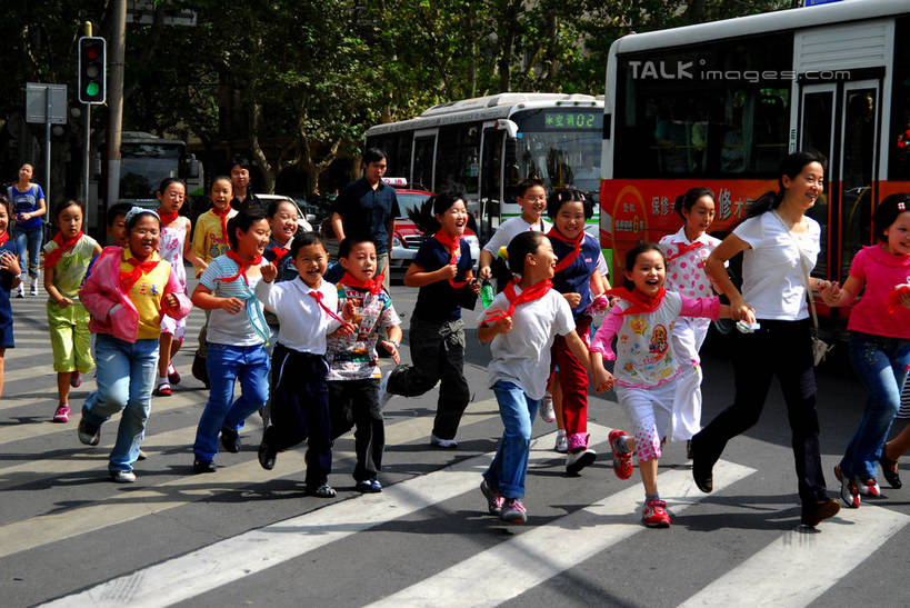 东方人,儿童,伙伴,朋友,教师,笑,微笑,露齿笑,横图,室外,白天,正面,友谊,纯洁,植物,公共汽车,亚洲,奔驰,阴影,服装,光线,标志,影子,巴士,公交车,许多人,注视,休闲装,黄种人,标识,领巾,车,树,树木,小孩,衣服,绿色,阳光,自然,交通工具,奔跑,观察,看,一群人,休闲,同学,休闲服,可爱,童年,童趣,服饰,生长,成长,观看,察看,象征,校友,关注,载具,童真,烂漫,无邪,红领巾,同窗,学友,教员,天真,友情,男孩,男人,男性,年轻男性,年轻女性,女孩,女人,女性,亚洲人,孩子,老师,半身,彩图,先生,男生,女生,shzxz1