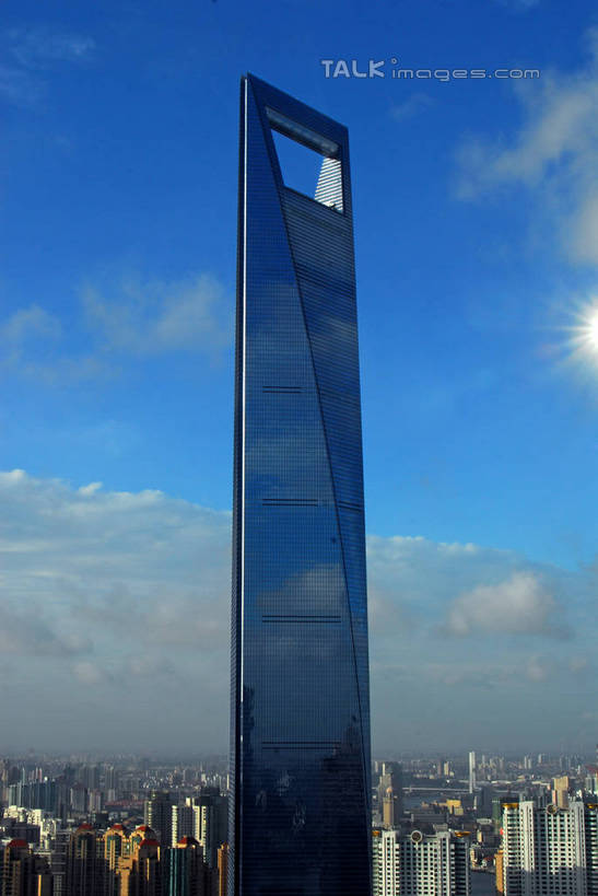 无人,高楼大厦,竖图,全景,室外,白天,仰视,度假,美景,天际线,城市风光,标志建筑,城市,大厦,地标,建筑,摩天大楼,上海,中国,亚洲,阴影,光线,影子,景观,云,云朵,建筑群,云彩,娱乐,建设,浦东,蓝色,白云,蓝天,天空,阳光,天,享受,休闲,景色,放松,环球金融中心,晴朗,申,陆家嘴,浦东新区,上海环球金融中心,东亚,上海市,中华人民共和国,沪,华东地区,环球金融中心大厦,晴空,彩图,低角度拍摄,大楼,高层建筑,高楼,摩天楼,shzxz1