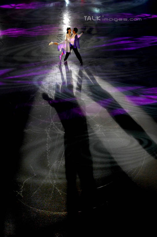 东方人,两个人,运动员,握手,竖图,俯视,室内,白天,锻炼,运动,花样滑冰,滑冰,亚洲,阴影,服装,朦胧,模糊,光线,影子,冰,灯光,旱冰鞋,溜冰鞋,注视,黄种人,衣服,浮冰,观察,看,寒冷,服饰,观看,察看,冰冷,衣着,穿着,关注,滑冰鞋,表演服,演出服,严寒,冰凉,酷寒,凛冽,凛凛,极冷,流冰,浮冰块,衣饰,冰上运动,冬季运动,道具服,体育,溜冰,男人,男性,年轻男性,年轻女性,女人,女性,亚洲人,体育运动员,运动选手,搀手,拉手,手拉手,手握手,彩图,高角度拍摄,全身,健身,冰刀鞋,花样滑冰运动员,shzxz1