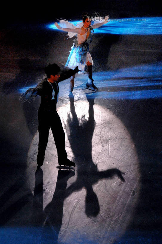 东方人,两个人,运动员,握手,竖图,俯视,室内,白天,锻炼,运动,花样滑冰,滑冰,亚洲,阴影,服装,朦胧,模糊,光线,影子,冰,灯光,旱冰鞋,溜冰鞋,注视,黄种人,衣服,浮冰,观察,看,寒冷,服饰,观看,察看,冰冷,衣着,穿着,关注,滑冰鞋,表演服,演出服,严寒,冰凉,酷寒,凛冽,凛凛,极冷,流冰,浮冰块,衣饰,冰上运动,冬季运动,道具服,体育,溜冰,男人,男性,年轻男性,年轻女性,女人,女性,亚洲人,体育运动员,运动选手,搀手,拉手,手拉手,手握手,彩图,高角度拍摄,全身,健身,冰刀鞋,花样滑冰运动员,shzxz1