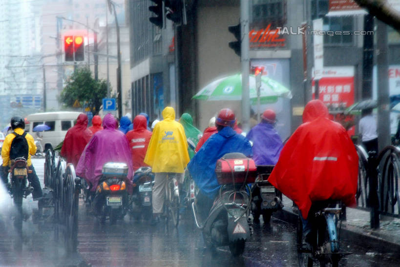 东方人,高楼大厦,坐,横图,室外,白天,度假,安全,美景,雨,植物,大雨,城市风光,城市,大厦,道路,建筑,路,摩天大楼,公路,摩托车,自行车,上海,中国,亚洲,行人,握,朦胧,模糊,包,景观,红绿灯,信号灯,交通,许多人,旅行包,黄种人,娱乐,路人,车,脚踏车,树,树木,骑,背面,绿色,自然,背包,交通工具,驾驶,行驶,一群人,骑车,享受,休闲,景色,放松,警示,握着,生长,成长,操纵,申,控制,提示,载具,流通,斗篷,东亚,操控,防水,上海市,雨披,交通信号灯,行人信号灯,中华人民共和国,沪,华东地区,把持,旅游包,户外用品,过客,男人,男性,年轻男性,年轻女性,女人,女性,亚洲人,马路,坐着,半身,彩图,大楼,高层建筑,高楼,摩天楼,双肩包,遮雨,shzxz1