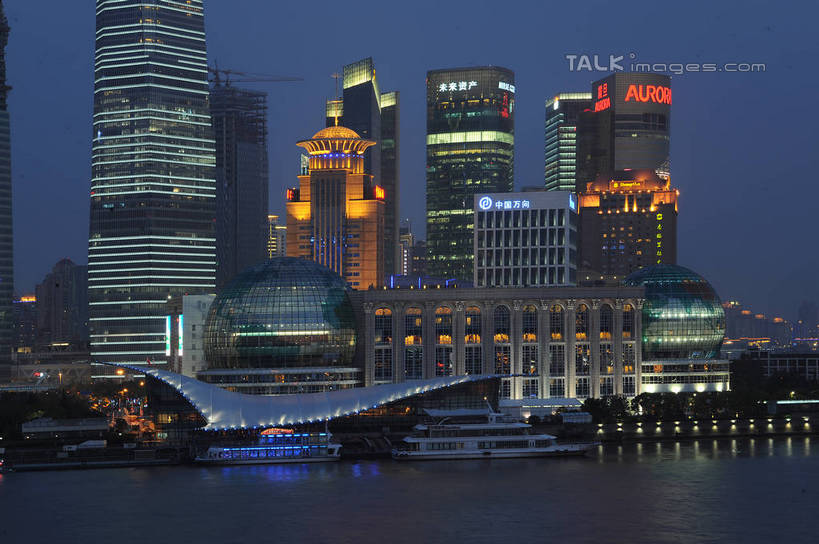 无人,高楼大厦,横图,彩色,室外,夜晚,正面,度假,河流,美景,水,城市风光,标志建筑,城市,大厦,地标,建筑,轮船,摩天大楼,霓虹灯,夜景,船,上海,中国,亚洲,阴影,朦胧,模糊,光线,影子,河水,景观,水流,建筑群,灯光,七彩,娱乐,光源,建设,浦东,霓虹,灯,交通工具,享受,休闲,景色,放松,申,照明设备,载具,国际会展中心,浦东新区,东亚,上海市,中华人民共和国,沪,华东地区,氖灯,彩图,大楼,高层建筑,高楼,摩天楼,上海国际会展中心,shzxz1