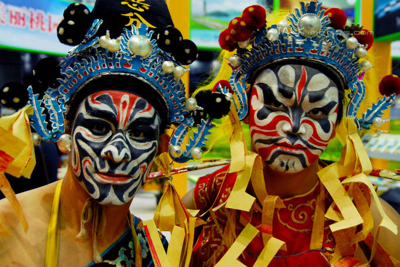 东方人,两个人,伙伴,朋友,站,横图,室外,白天,正面,民族服装,友谊,合作,团队,亚洲,朦胧,模糊,面具,注视,黄种人,文化,脸谱,观察,看,站着,战略,观看,察看,关注,中国文化,京剧,戏曲,国粹,联合,合谋,配合,协作,男人,男性,年轻男性,亚洲人,站立,半身,彩图,传统服装,民俗服,国剧,京戏,平剧,中国戏曲,京剧脸谱,传统文化,shzxz1