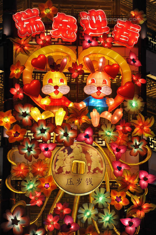 无人,竖图,彩色,室外,夜晚,仰视,旅游,度假,名胜古迹,标志建筑,地标,建筑,霓虹灯,照明,上海,中国,元宵节,亚洲,阴影,节日,庆祝,遗迹,光线,彩灯,影子,灯光,七彩,古迹,文化,文物,娱乐,光源,建设,古建筑,霓虹,车,灯,灯具,交通工具,城隍庙,庆典,享受,休闲,花车,旅游胜地,放松,花灯,灯会,纪念,照亮,庆贺,申,照明设备,载具,祝贺,游行,黄浦区,古文明,东亚,上海市,中华人民共和国,沪,华东地区,氖灯,游街,老城隍庙,彩图,低角度拍摄,春灯节,上元节,小正月,shzxz1