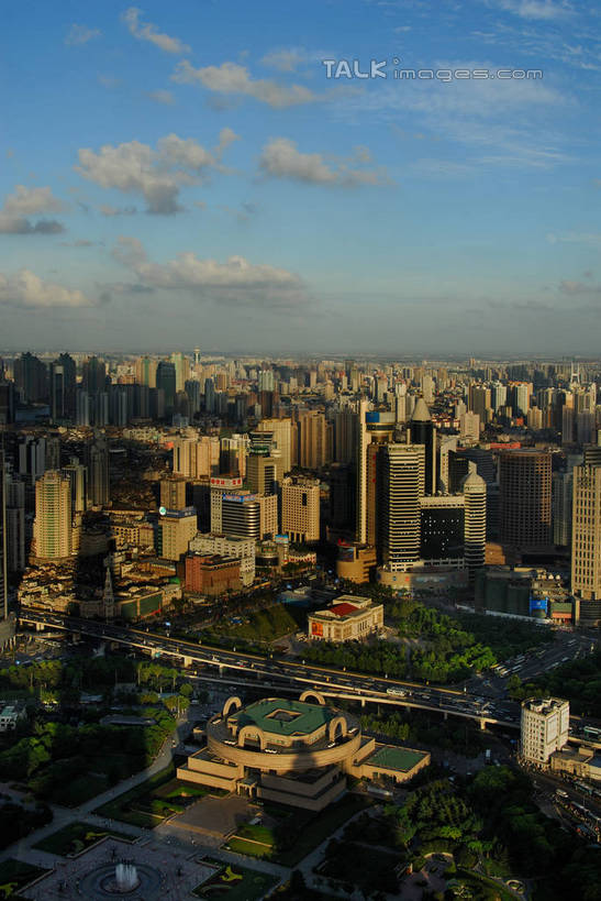 无人,高楼大厦,竖图,全景,俯视,航拍,室外,白天,度假,美景,天际线,植物,城市风光,标志建筑,城市,大厦,道路,地标,建筑,剧院,路,摩天大楼,公路,上海,中国,亚洲,阴影,光线,影子,景观,云,云朵,建筑群,歌剧院,交通,云彩,娱乐,建设,树,树木,蓝色,绿色,白云,蓝天,天空,阳光,自然,人民广场,天,享受,休闲,景色,放松,上海大剧院,生长,晴朗,成长,申,鸟瞰,黄浦区,东亚,上海音乐厅,上海市,中华人民共和国,沪,华东地区,歌剧,上海人民广场,晴空,马路,彩图,高角度拍摄,大楼,高层建筑,高楼,剧场,摩天楼,shzxz1