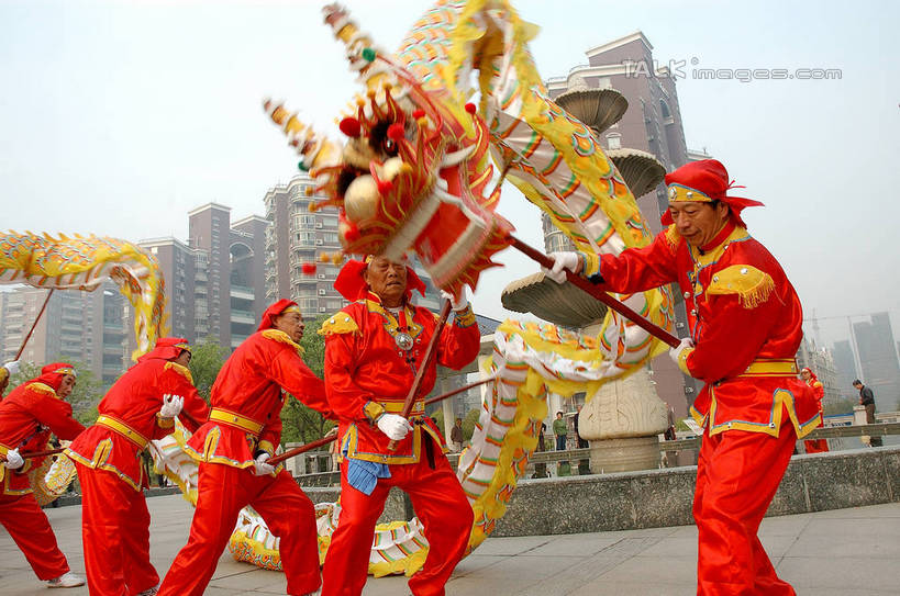 东方人,同事,高楼大厦,站,横图,室外,白天,仰视,民族服装,成功,合作,团队,集体,信心,大厦,建筑,摩天大楼,亚洲,一排,表演,握,阴影,辟邪,整齐,光线,影子,许多人,拿,拿着,注视,黄种人,文化,队伍,排列,舞龙,蓝色,蓝天,天空,阳光,天,观察,看,祈祷,祈福,站着,一群人,健康,握着,许愿,晴朗,观看,祈求,察看,领导,成就,队列,关注,合伙,领袖,万里无云,驱邪,祛邪,避邪,平安,男人,男性,中年男性,亚洲人,晴空,晴空万里,站立,半身,彩图,低角度拍摄,传统服装,民俗服,舞蹈,大楼,高层建筑,高楼,摩天楼,玩龙灯,shzxz1