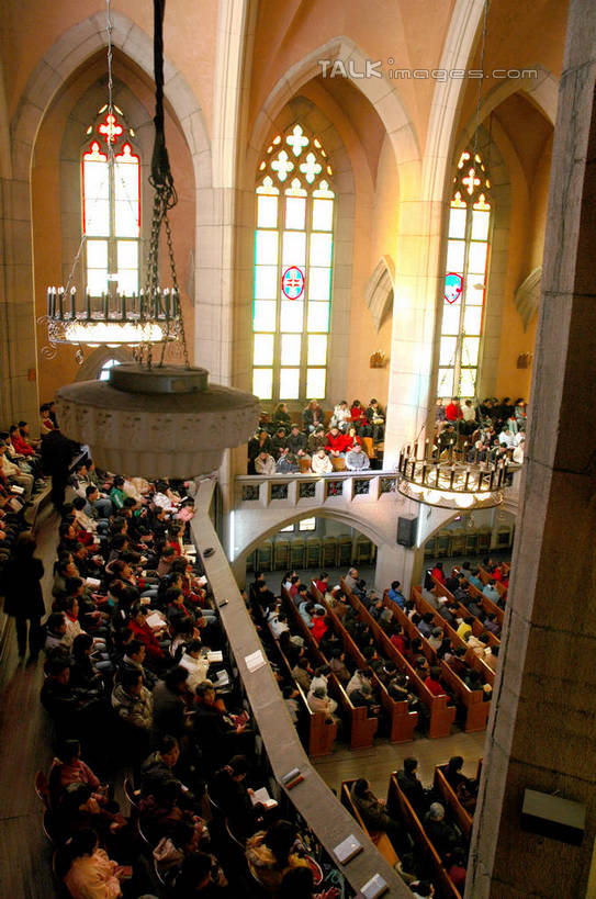 东方人,教堂,坐,竖图,俯视,室内,白天,窗户,书籍,亚洲,服装,节日,圣经,许多人,注视,休闲装,黄种人,文化,玻璃窗,衣服,书本,观察,看,祈祷,一群人,休闲,健康,休闲服,许愿,宗教,服饰,信仰,观看,纪念,祈求,察看,基督教,关注,天主教,经书,信念,平安,男人,男性,年轻男性,年轻女性,女人,女性,亚洲人,书,图书,坐着,半身,彩图,高角度拍摄,大教堂,礼拜堂,耶经,shzxz1