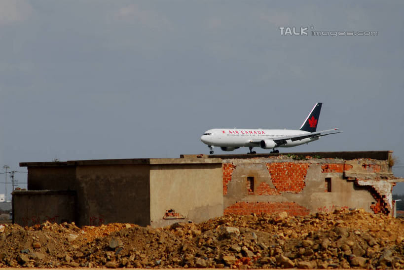 无人,家,机场,横图,室外,白天,正面,度假,美景,城市风光,城市,飞机,飞机场,上海,中国,亚洲,阴影,光线,影子,房屋,屋子,景观,泥土,土壤,交通,娱乐,航空,楼房,住宅,蓝色,蓝天,天空,阳光,交通工具,天,享受,休闲,景色,放松,运输,平房,一架,晴朗,虹桥机场,申,客机,载具,东亚,长宁区,上海市,万里无云,中华人民共和国,沪,华东地区,虹桥路,上海虹桥国际机场,航空站,空港,晴空,晴空万里,彩图,房子,shzxz1