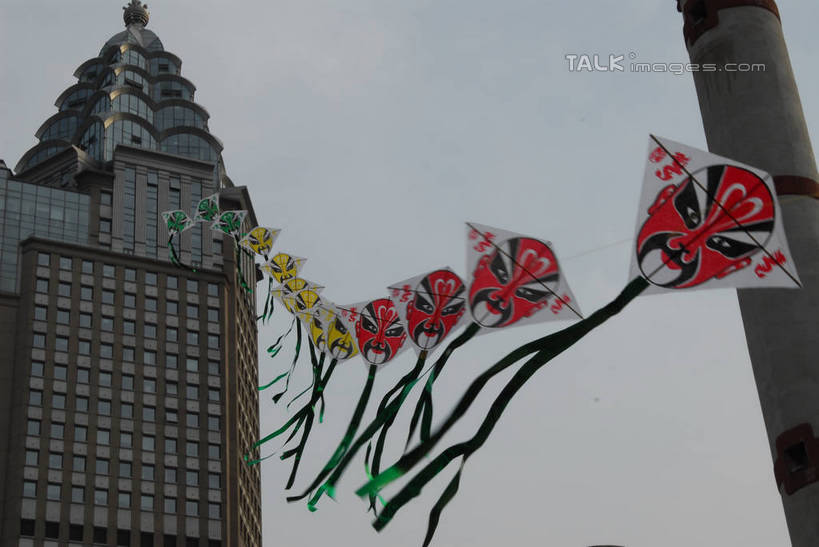 无人,高楼大厦,横图,室外,白天,仰视,度假,美景,城市风光,城市,大厦,建筑,摩天大楼,上海,中国,亚洲,阴影,光线,面具,影子,景观,云,云朵,云彩,文化,娱乐,蓝色,白云,蓝天,天空,阳光,脸谱,风筝,天,享受,休闲,景色,放松,放风筝,晴朗,申,纸鸢,中国文化,黄浦区,京剧,东亚,放鹞子,鹞,鹞子,鸢,木鸢,延安东路,戏曲,外滩信号塔,上海市,国粹,中华人民共和国,沪,华东地区,晴空,彩图,低角度拍摄,大楼,高层建筑,高楼,摩天楼,国剧,京戏,平剧,中国戏曲,京剧脸谱,传统文化,shzxz1