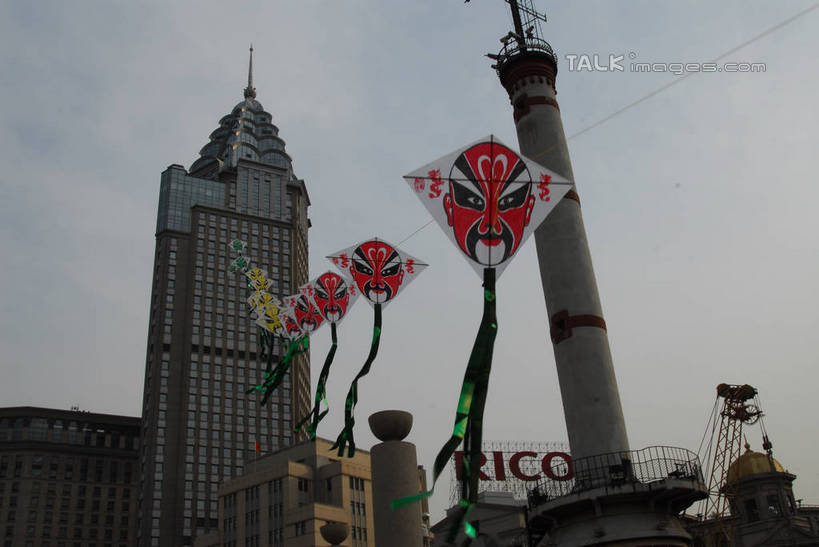 无人,高楼大厦,横图,室外,白天,仰视,度假,美景,城市风光,城市,大厦,建筑,摩天大楼,上海,中国,亚洲,阴影,光线,面具,影子,景观,云,云朵,云彩,文化,娱乐,蓝色,白云,蓝天,天空,阳光,脸谱,风筝,天,享受,休闲,景色,放松,放风筝,晴朗,申,纸鸢,中国文化,黄浦区,京剧,东亚,放鹞子,鹞,鹞子,鸢,木鸢,延安东路,戏曲,外滩信号塔,上海市,国粹,中华人民共和国,沪,华东地区,晴空,彩图,低角度拍摄,大楼,高层建筑,高楼,摩天楼,国剧,京戏,平剧,中国戏曲,京剧脸谱,传统文化,shzxz1