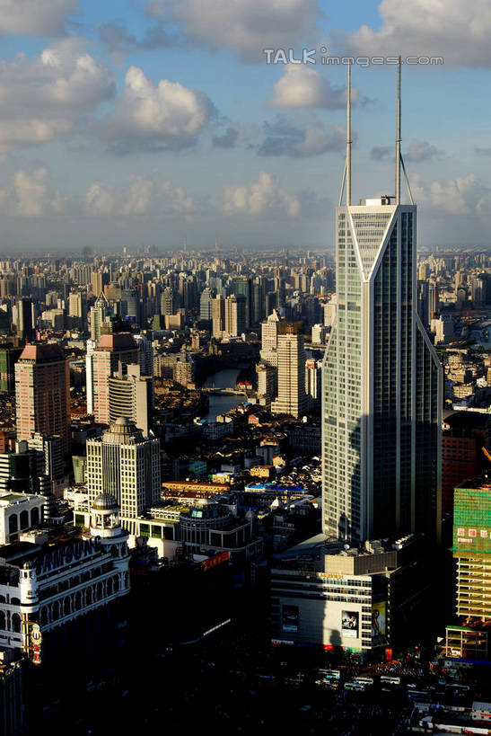 无人,博物馆,高楼大厦,竖图,全景,俯视,航拍,室外,白天,度假,美景,天际线,城市风光,标志建筑,城市,大厦,地标,建筑,剧院,摩天大楼,上海,中国,亚洲,阴影,研究,光线,影子,景观,云,云朵,建筑群,教育,云彩,娱乐,建设,蓝色,白云,蓝天,天空,阳光,南京路,天,享受,休闲,景色,放松,南京路步行街,南京东路,晴朗,展览,申,鸟瞰,欣赏,陈列,黄浦区,东亚,上海市,中华人民共和国,沪,华东地区,典藏,晴空,彩图,高角度拍摄,大楼,高层建筑,高楼,剧场,摩天楼,上海世茂国际广场,世贸国际广场,shzxz1