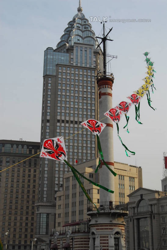 无人,高楼大厦,竖图,室外,白天,仰视,度假,美景,城市风光,城市,大厦,建筑,摩天大楼,上海,中国,亚洲,阴影,光线,面具,影子,景观,云,云朵,云彩,文化,娱乐,蓝色,白云,蓝天,天空,阳光,脸谱,风筝,天,享受,休闲,景色,放松,放风筝,晴朗,申,纸鸢,中国文化,黄浦区,京剧,东亚,放鹞子,鹞,鹞子,鸢,木鸢,延安东路,戏曲,外滩信号塔,上海市,国粹,中华人民共和国,沪,华东地区,晴空,彩图,低角度拍摄,大楼,高层建筑,高楼,摩天楼,国剧,京戏,平剧,中国戏曲,京剧脸谱,传统文化,shzxz1