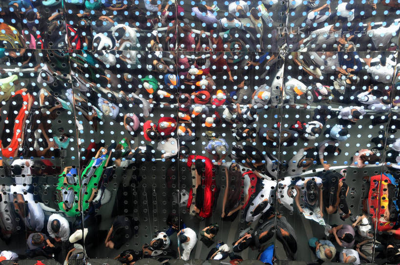 东方人,站,横图,俯视,室外,白天,度假,美景,窗户,城市风光,城市,上海,中国,亚洲,行人,游客,游人,服装,景观,许多人,休闲装,黄种人,娱乐,路人,旅客,玻璃窗,衣服,站着,一群人,享受,休闲,休闲服,上海世博馆,世博馆,上海世博会,世博,世博会,景色,放松,服饰,展览,申,东亚,世博园,世界博览会,上海市,中华人民共和国,沪,华东地区,过客,展览会,男人,男性,年轻男性,年轻女性,女人,女性,亚洲人,站立,半身,彩图,高角度拍摄,万国博览会,博览会,shzxz1