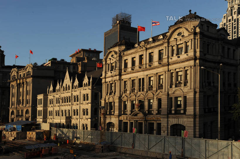 无人,高楼大厦,横图,室外,白天,正面,度假,美景,城市风光,标志建筑,城市,大厦,地标,建筑,摩天大楼,旗帜,上海,中国,亚洲,阴影,光线,影子,景观,娱乐,旗子,建设,黄浦江,蓝色,蓝天,天空,阳光,外滩,天,享受,休闲,景色,放松,晴朗,申,黄浦区,东亚,中山东一路,上海市,万里无云,中华人民共和国,沪,华东地区,旌旗,旗号,晴空,晴空万里,彩图,大楼,高层建筑,高楼,摩天楼,黄埔滩,上海外滩,外黄埔滩,shzxz1