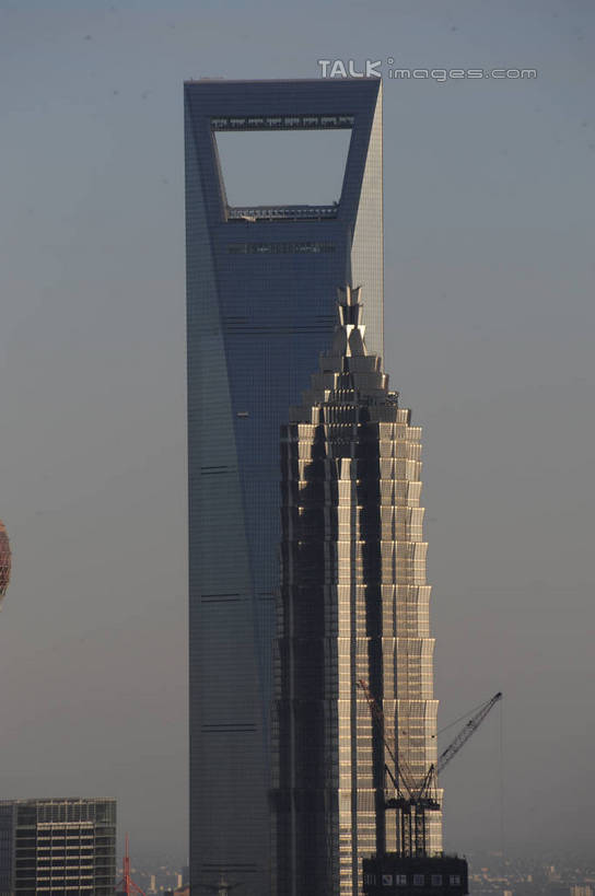 无人,高楼大厦,竖图,室外,白天,正面,度假,美景,城市风光,标志建筑,城市,大厦,地标,建筑,摩天大楼,上海,中国,亚洲,阴影,光线,影子,景观,娱乐,建设,金茂大厦,浦东,蓝色,蓝天,天空,阳光,天,享受,休闲,景色,放松,环球金融中心,晴朗,申,金融中心,陆家嘴,陆家嘴金融贸易区,浦东新区,上海环球金融中心,东亚,上海市,万里无云,中华人民共和国,沪,华东地区,金茂大楼,环球金融中心大厦,晴空,晴空万里,彩图,大楼,高层建筑,高楼,摩天楼,shzxz1