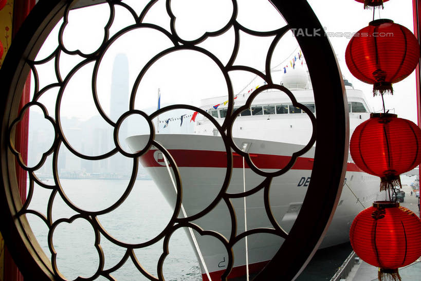 无人,横图,室内,白天,正面,河流,水,窗户,船,照明,吊挂,悬挂,阴影,光线,灯笼,影子,纸灯笼,河水,水流,挂,游轮,玻璃窗,游船,红色,阳光,灯具,交通工具,邮轮,照亮,照明设备,载具,旅游船,彩图,花窗,shzxz1