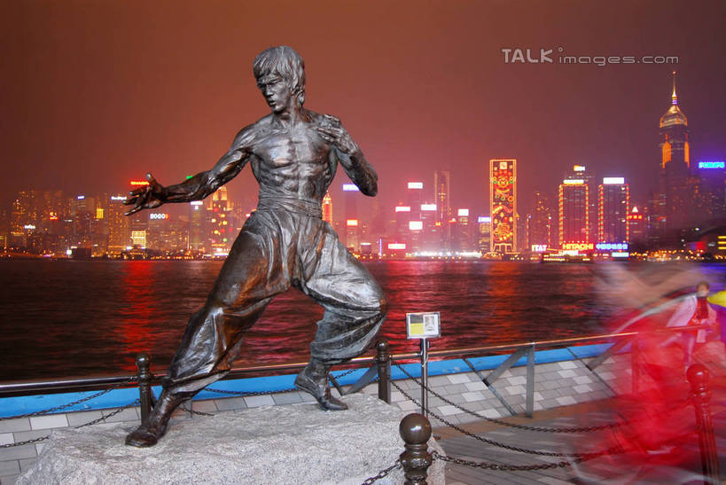 东方人,一个人,无人,演员,导演,高楼大厦,站,横图,彩色,室外,夜晚,正面,度假,河流,美景,水,城市风光,标志建筑,城市,大厦,地标,建筑,摩天大楼,霓虹灯,夜景,雕塑,上海,中国,亚洲,仅一个男性,仅一个人,仅一个中年男性,阴影,波纹,朦胧,模糊,艺术,装饰,光线,雕刻,雕像,影子,河水,景观,水流,灯光,七彩,涟漪,黄种人,娱乐,光源,建设,黄浦江,霓虹,灯,倒影,水纹,工艺品,波浪,站着,享受,休闲,景色,放松,纪念,美术,申,倒映,照明设备,主题,陈列,东亚,上海市,李小龙,一尊,中华人民共和国,沪,华东地区,水晕,功能,美学,氖灯,反照,男人,男性,中年男性,亚洲人,站立,彩图,全身,大楼,高层建筑,高楼,摩天楼,武术家,李振藩,春申江,shzxz1