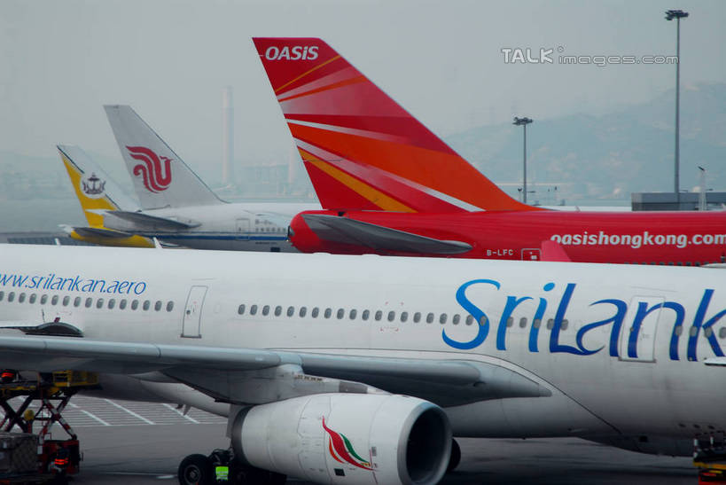 无人,机场,横图,室外,白天,正面,飞机,飞机场,中国,亚洲,许多,停靠,英文,标志,符号,文字,字符,字母,交通,很多,航空,标识,红色,天空,停机坪,交通工具,天,运输,英文字母,客机,停泊,载具,东亚,中华人民共和国,彩图,shzxz1