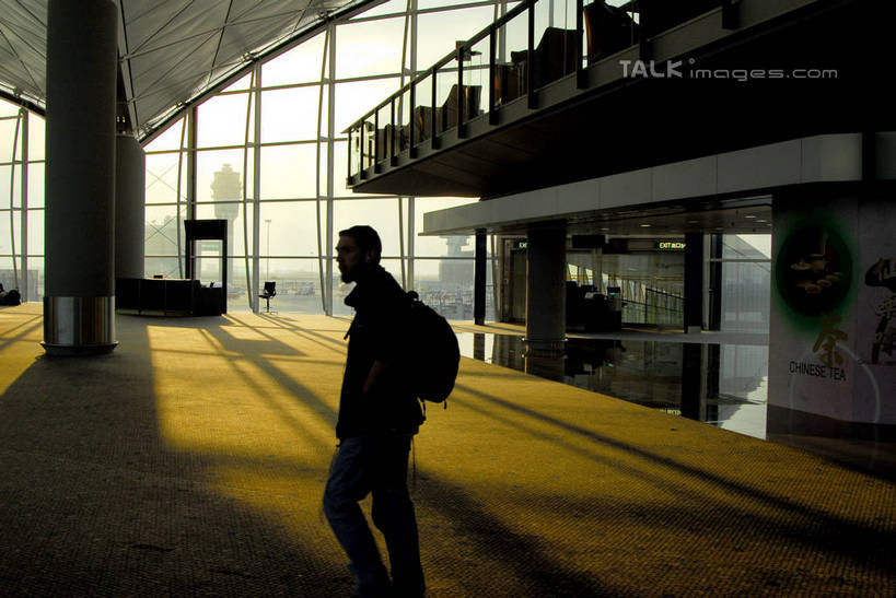 东方人,一个人,机场,走,横图,室内,白天,侧面,窗户,飞机场,中国,亚洲,仅一个男性,仅一个人,阴影,服装,光线,包,影子,背光,旅行包,休闲装,黄种人,玻璃窗,仅一个年轻男性,衣服,阳光,背包,航站楼,休闲,休闲服,服饰,逆光,候机楼,东亚,中华人民共和国,旅游包,旅客航站楼,男人,男性,年轻男性,亚洲人,航空站,空港,步行,散步,走路,半身,彩图,双肩包,shzxz1